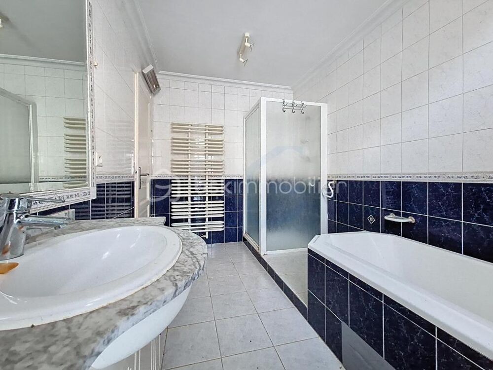 Rare en centre-ville  Maison de caractère sur 2 683 m² de terrain avec piscine hors sol
