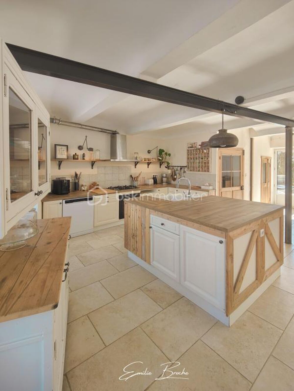 Maison de caractère  280 m² habitables  Jardin clos de 600 m² garage et parking