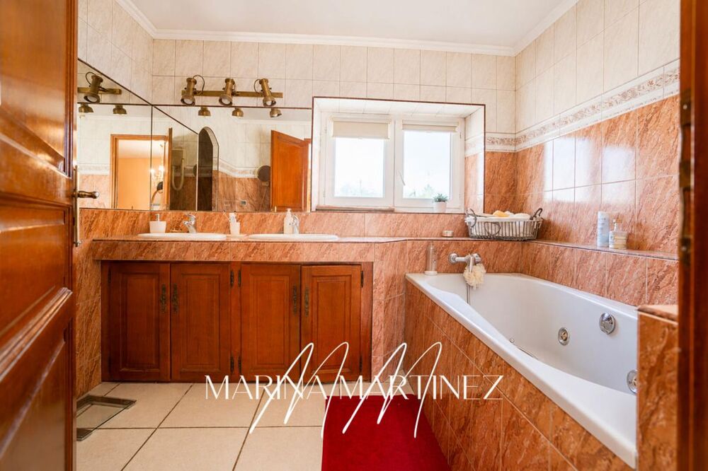Domaine de caractère rénové avec gîte indépendant, piscine couverte et terrain constructible