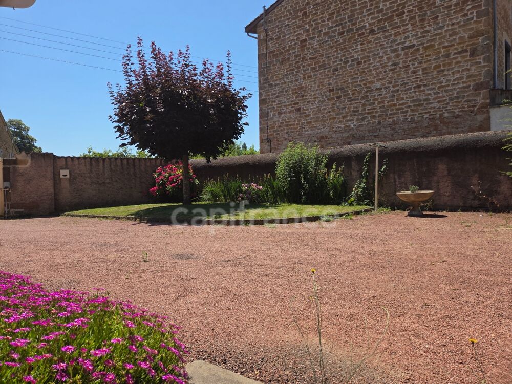 Charme de l'ancien : Maison familiale avec jardin, offrant 240m2 de surface totale au sol