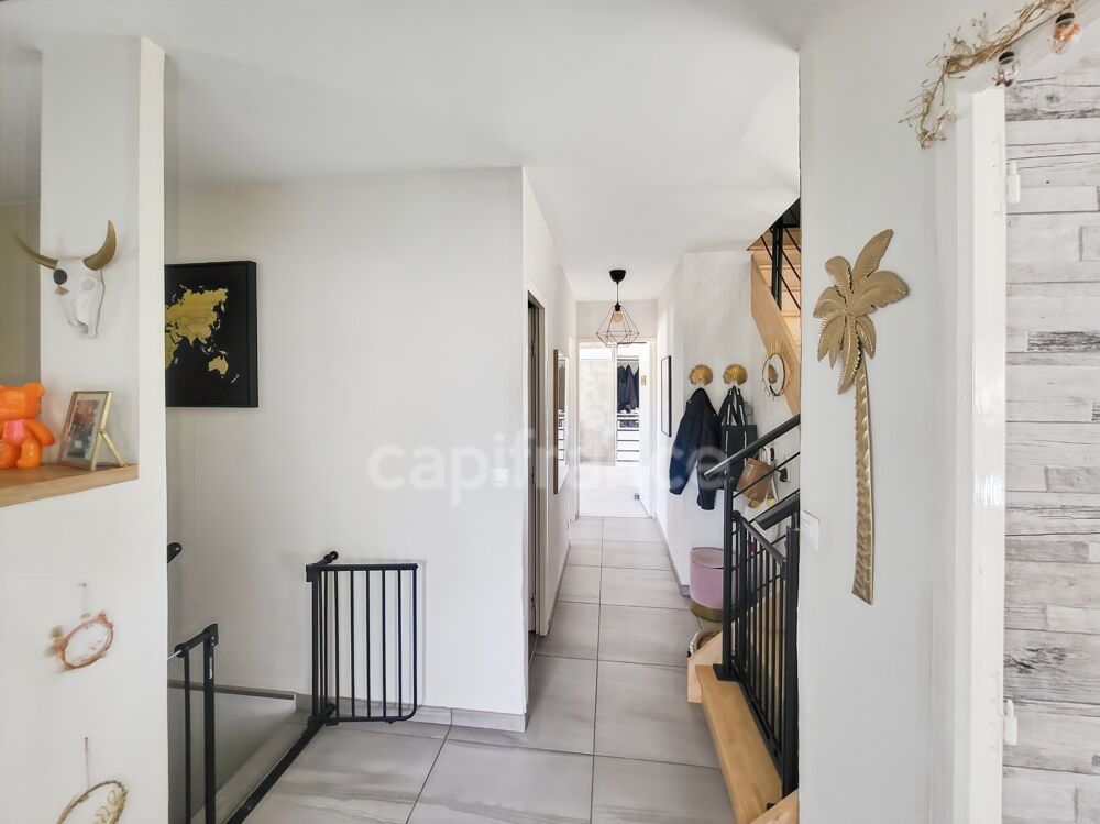 A seulement 7 minutes de Genlis, LONGCHAMP, belle maison spacieuse de 148 m² avec deux garages et piscine