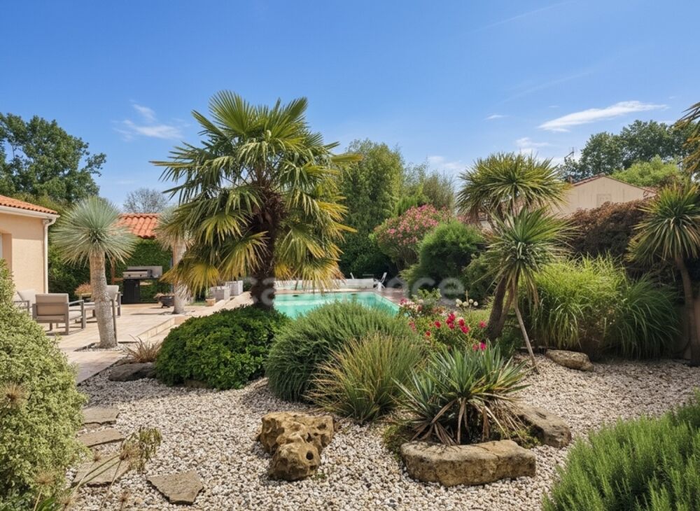 Maison 191 m²  4 chambres dont une avec studio aménagé  Piscine  Espace détente  Entre Saintes et Royan