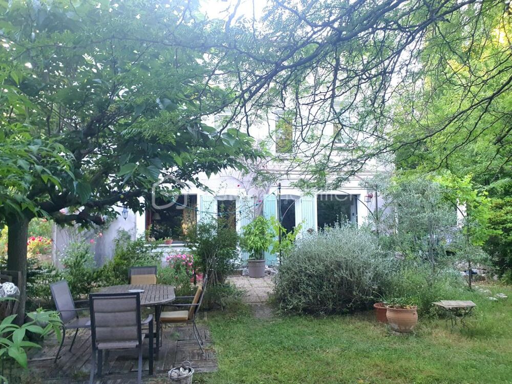 Mas de caractère avec piscine au sein d'un domaine naturel confidentiel
