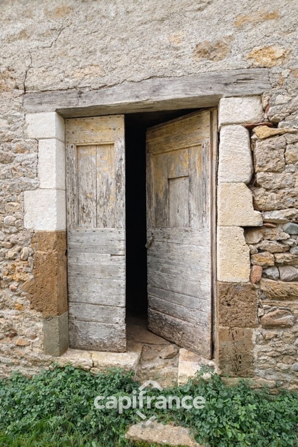 Ancienne ferme de tabac à réinventer  Maison en pierres, grange et séchoir