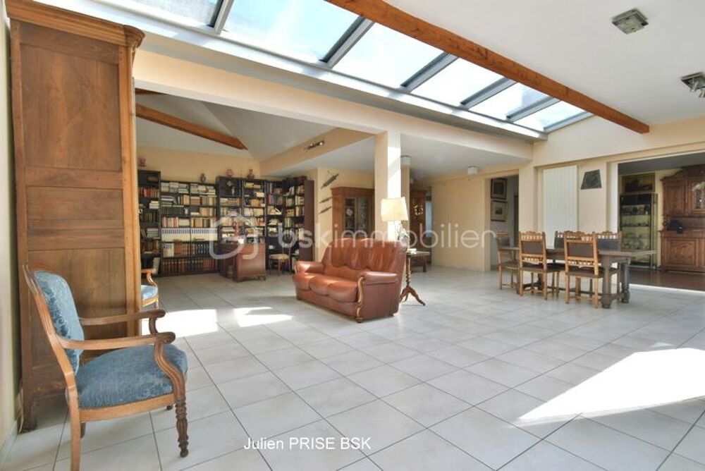 Grande maison idéalement située au coeur de CHATEAUBOURG proche des commerces, écoles, transports