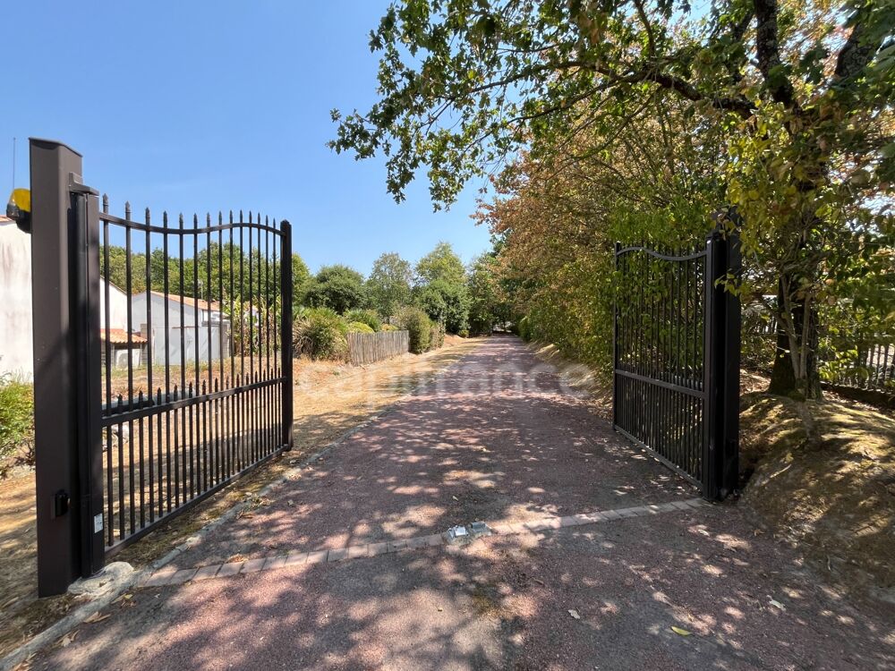 Propriété de caractère  env. 260 m² habitables  Parc paysager de 6 218 m²  Piscine  Dépendances