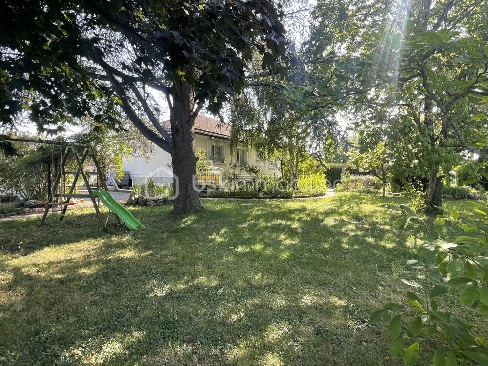 Très jolie maison sur sous-sol total avec son garage et son jardin arboré !