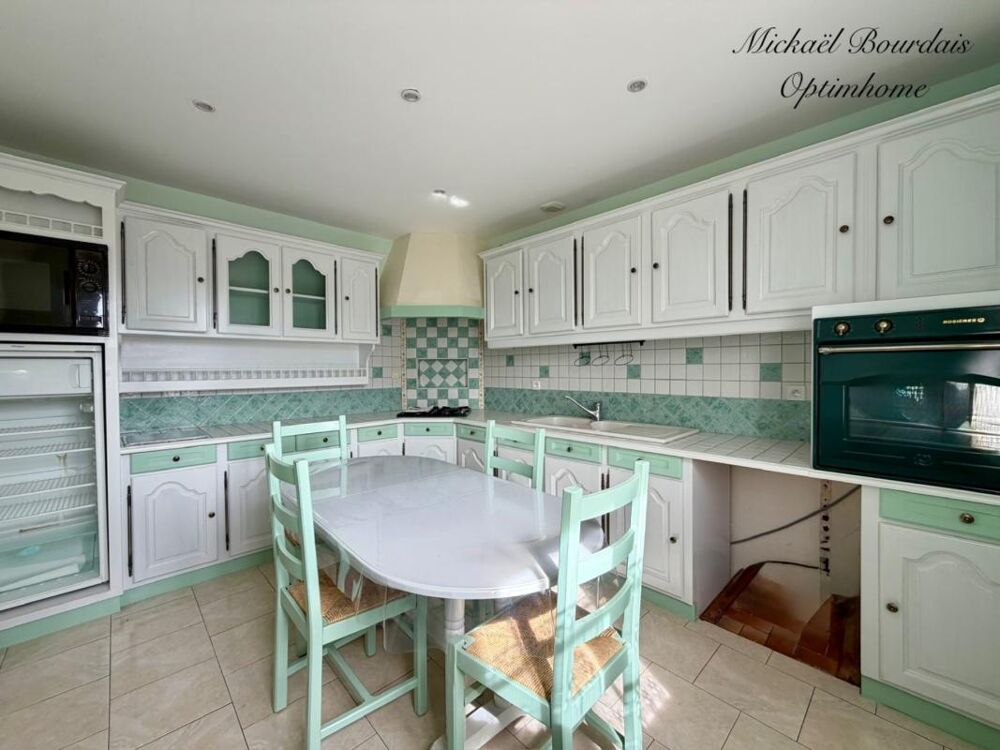 Vente Maison Maison familiale + dépendances – 230 m² – piscine – fort potentiel Le lude