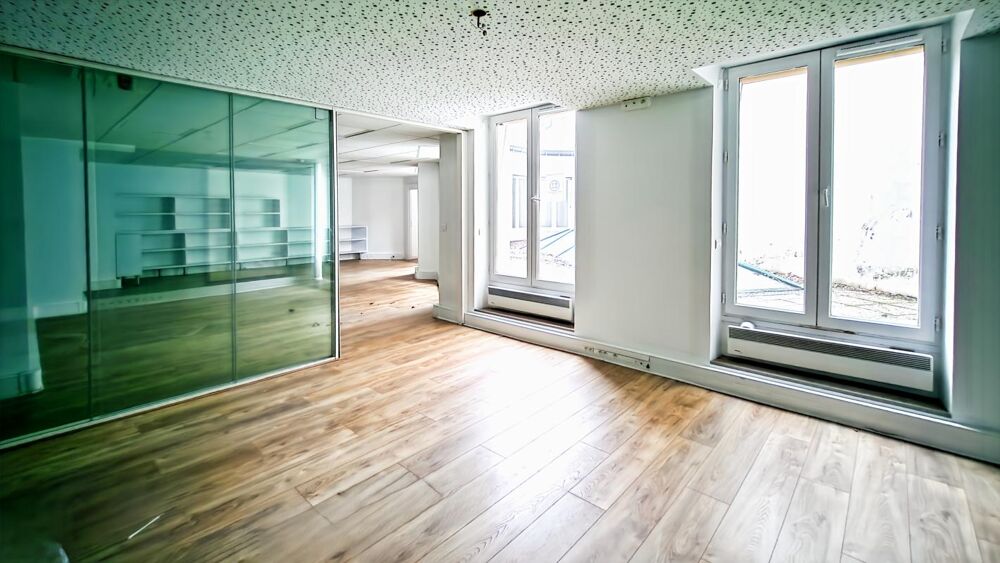   A toute proximité de la place de la Madeleine, un RDC sur cour atypique à louer de 252 m² Paris 8
