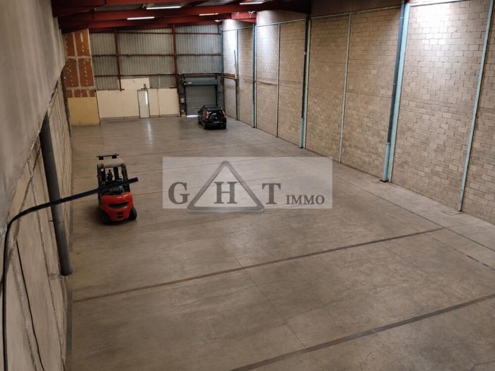   A LOUER UN ENTREPOT DE 1 000 M2 AVEC (8M HSP) A VILLEBON-SUR-YVETTE 