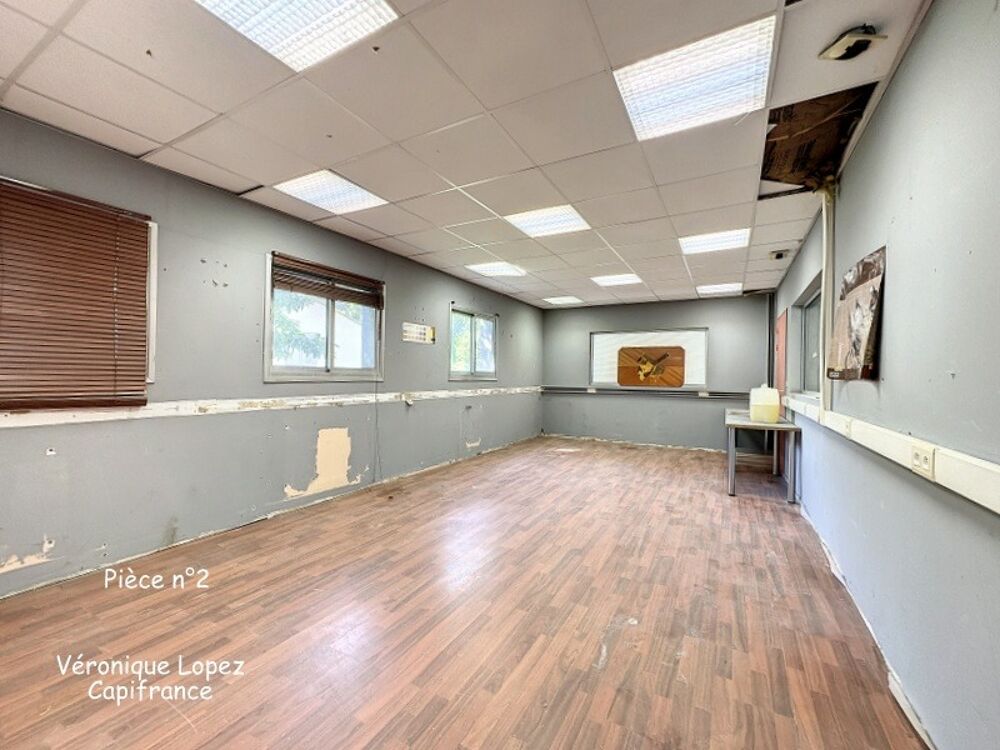   Agen, sortie nord, local  de 353 m² sur deux niveaux avec espace de stockage et bureaux Agen