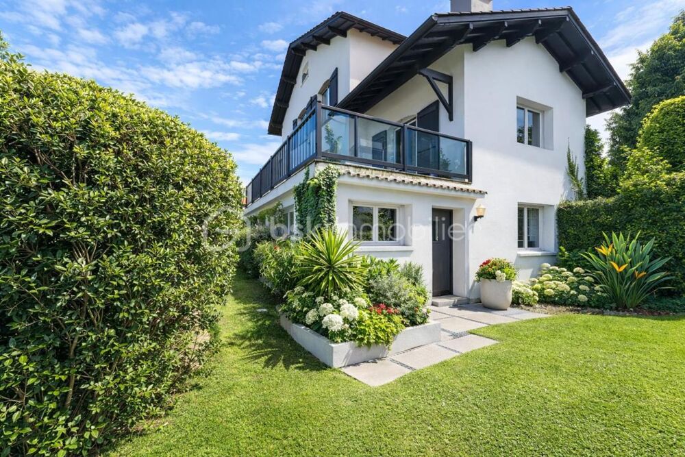 A Saint Jean de Luz, Maison 5 ch + T3 et terrain 1700 m2 divisible - vue océan et montagnes