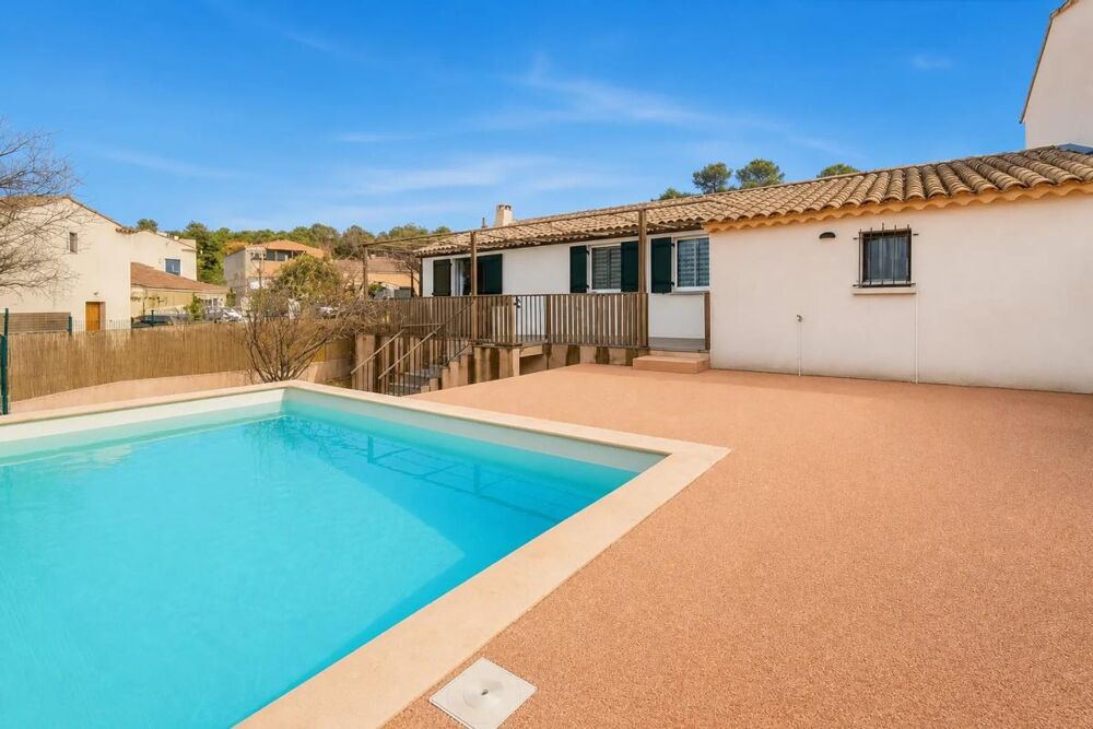 Maison moderne avec jardin et piscine