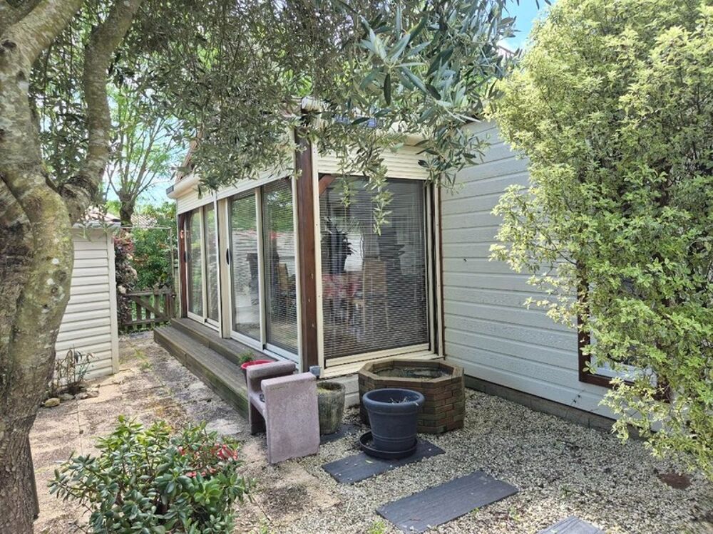 LA TRANCHE SUR MER A 15 MIN DANS RESIDENCE AVEC PISCINE CHALET BOIS 3 CHAMBRES AVEC VERANDA ET JARDIN