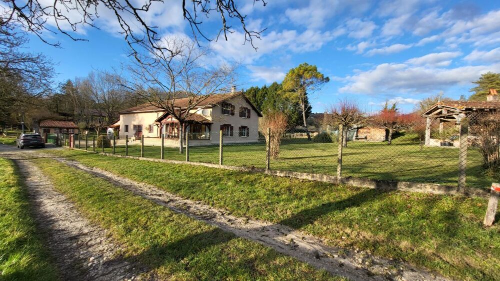 Vente Maison Maison 6 chambres et  atelier proche Saint Astier 10 pièces  sur parcelle de 6328  m² Grignols