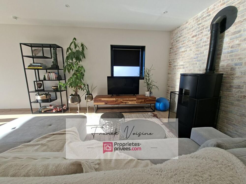 Vente Immeuble A VENDRE aux Herbiers centre ville, immeuble composé de 2 espaces commerciaux et d'1 appartement duplex de 96 m2 Les herbiers