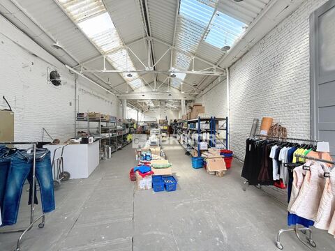   Hangar de 936 m² en secteur économique avec partie bureau sur axe commerçant. Accès pour camion 