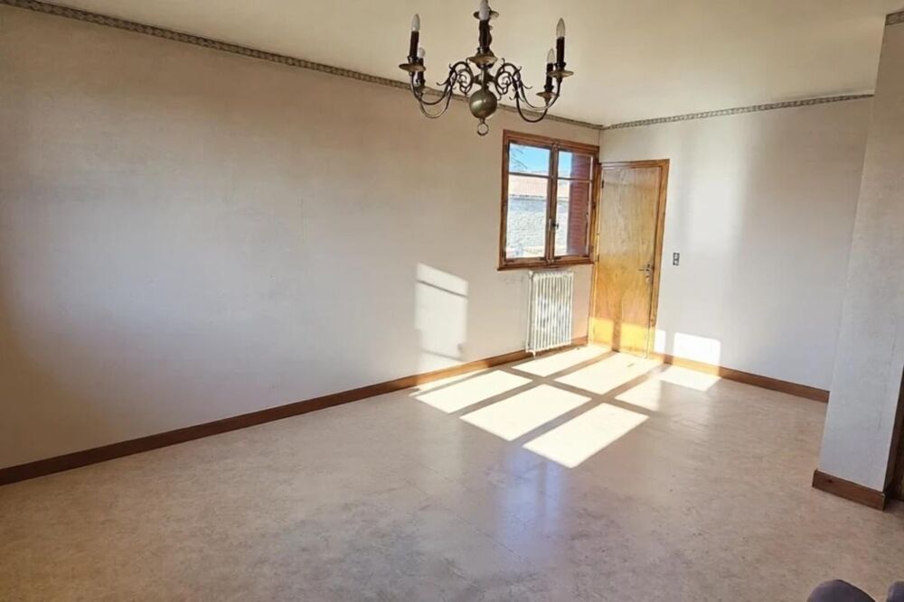 Vente Maison YSSAC-LA-TOURETTE (63200) – Maison familiale de 5 chambres avec jardin, cour et nombreuses dépendances Yssac la tourette