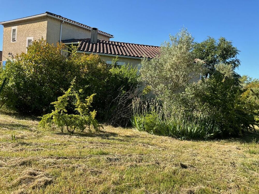 Villa traditionnelle de 2005 composée 4 chambres double garage terrain 3040 m2 constructible
