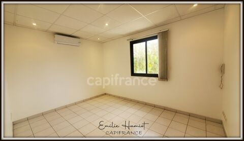   Local professionnel 11.20m² - Lamentin Place d'Armes 