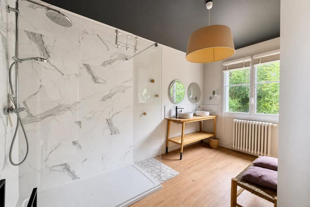 Maison familiale avec piscine, parc arboré de 163 m²