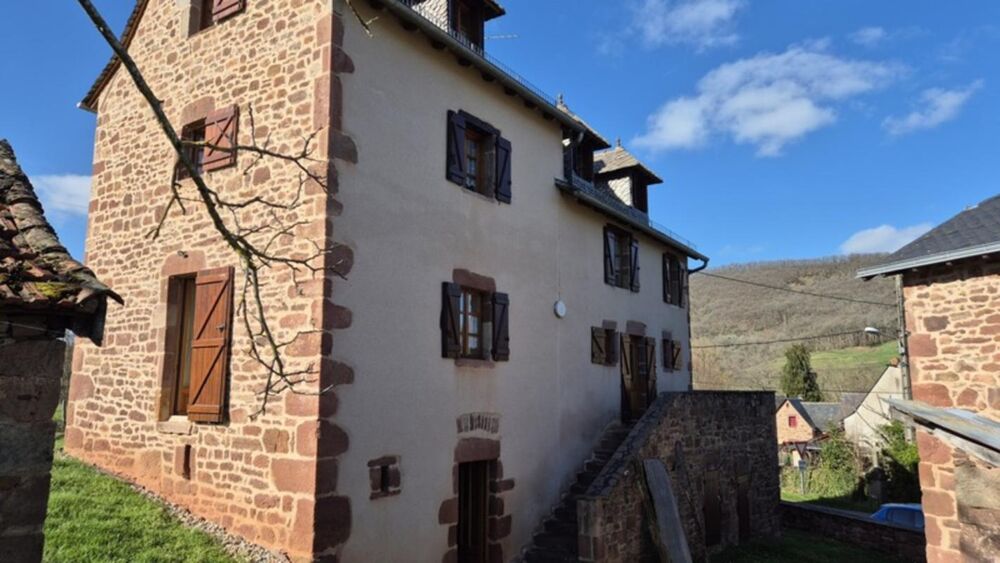 Maison de caractère avec grange, cave voûtée et terrain de 1,4 ha