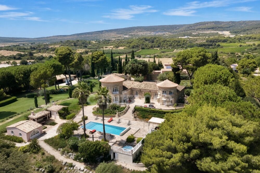Propriété de caractère de 615 m2 sur 25 000 m2 de terrain