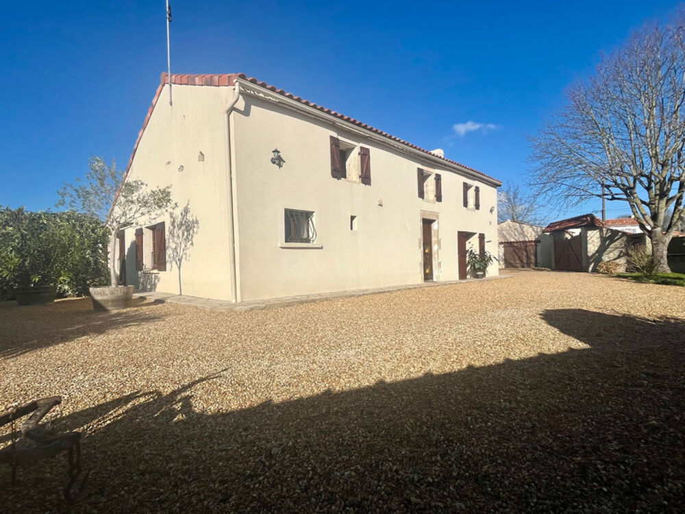 Vente Ferme NALLIERS 85370 CALME ABSOLU AUTHENTIQUE FERME RENOVEE AVEC PISCINE HANGAR ET DEPENDANCES SUR 2622M² Nalliers