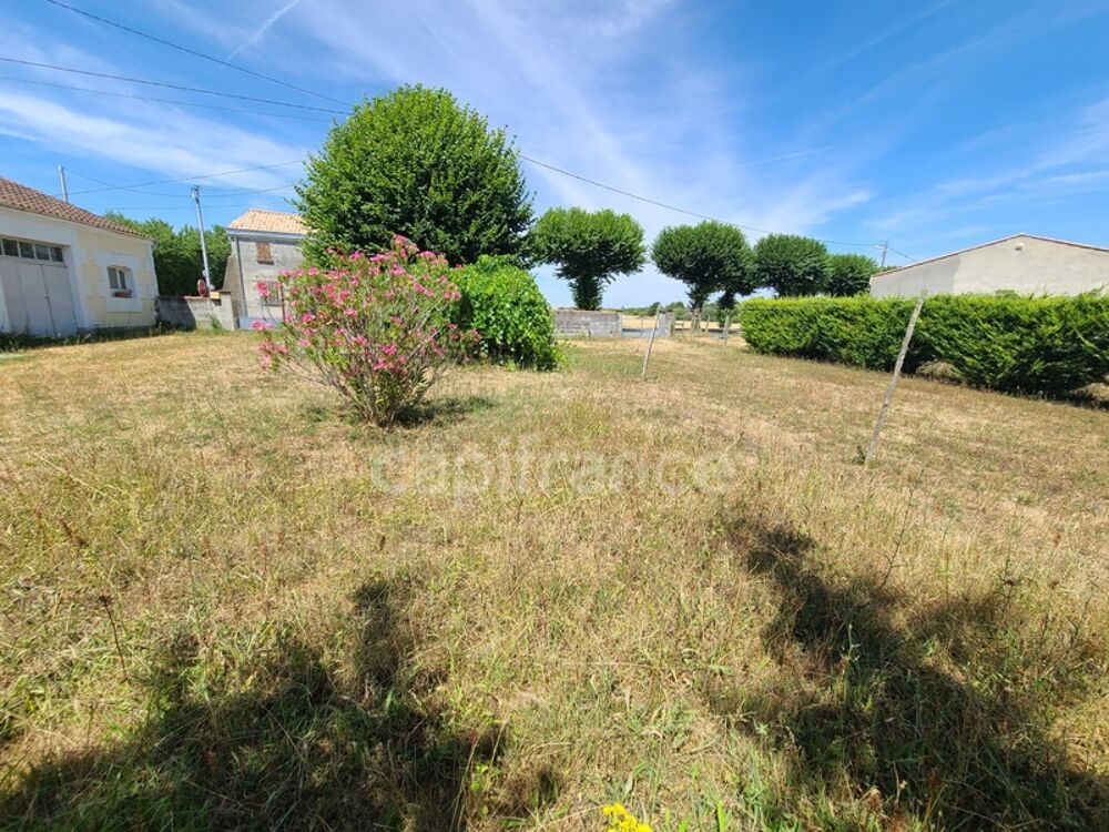 AUMAGNE  Maison de caractère à rénover, sur beau terrain de 900 m²