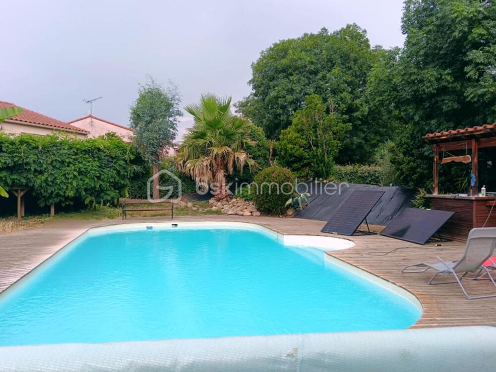 Élégante maison récente avec piscine près de la ville