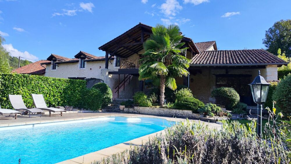 Belle longère en pierre, dont gîte, piscine, dépendances, grange. Calme, campagne