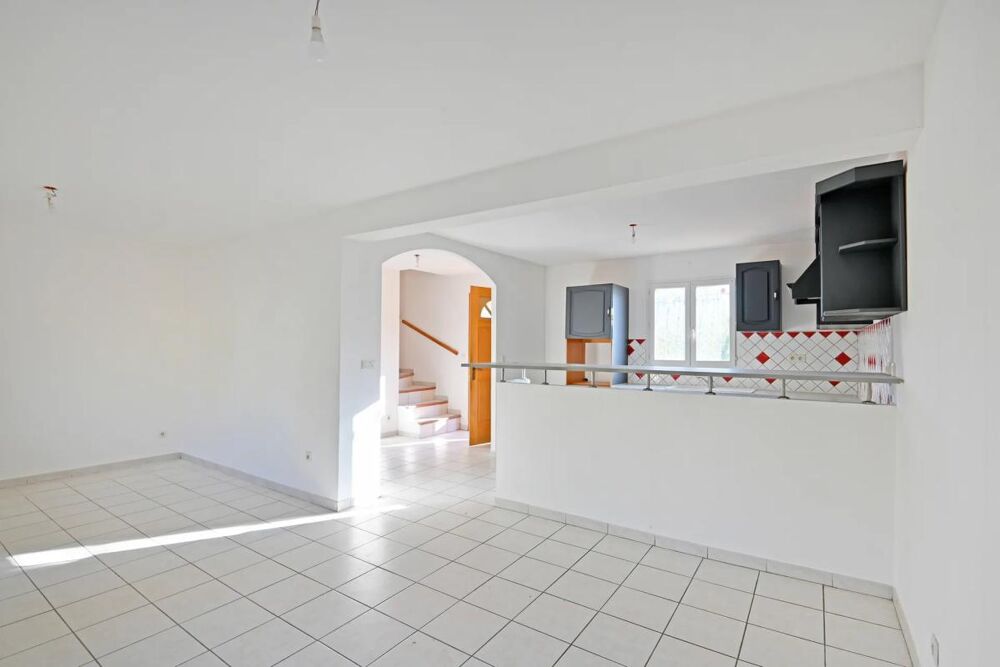 Maison lumineuse avec jardin à Saint-Julien-les-Rosiers