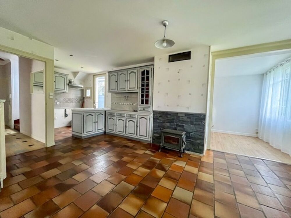 Maison familiale  Centre-ville dAirvault  4 chambres  Jardin et dépendances