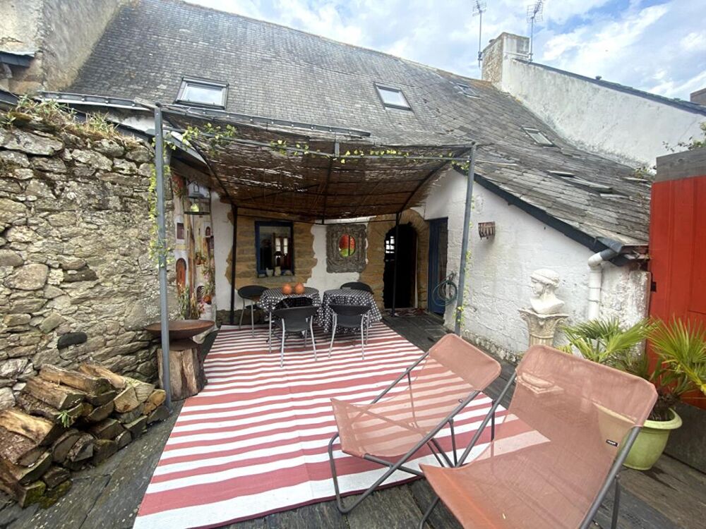VILLAGE PROCHE LA BAULE GRANDE MAISON DE BOURG AVEC DE BEAUX VOLUMES ET BEAUCOUP DE CHARME