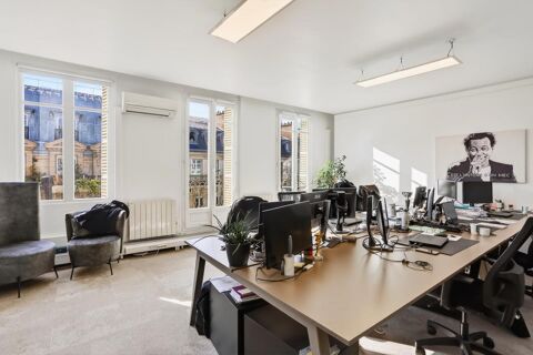 Lumineux / Balcon / Beaux volumes / Immeuble de standing 12692 75008 Paris