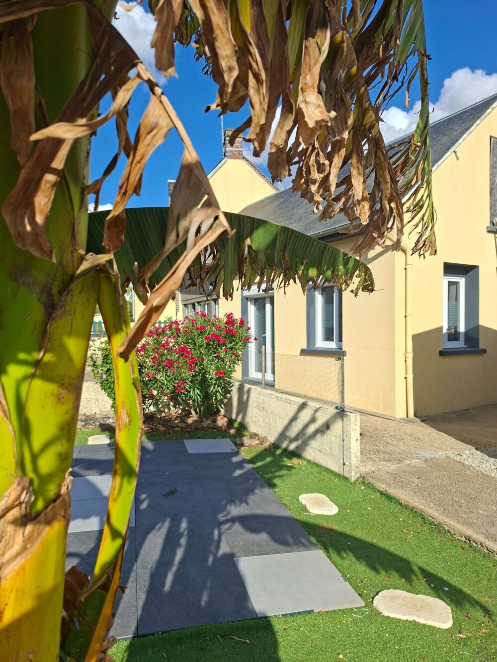 Habitation ancienne agrandie, entièrement rénovée avec gout, au coeur des Alpes Mancelles, écoles et commerces au pied, aucun tra