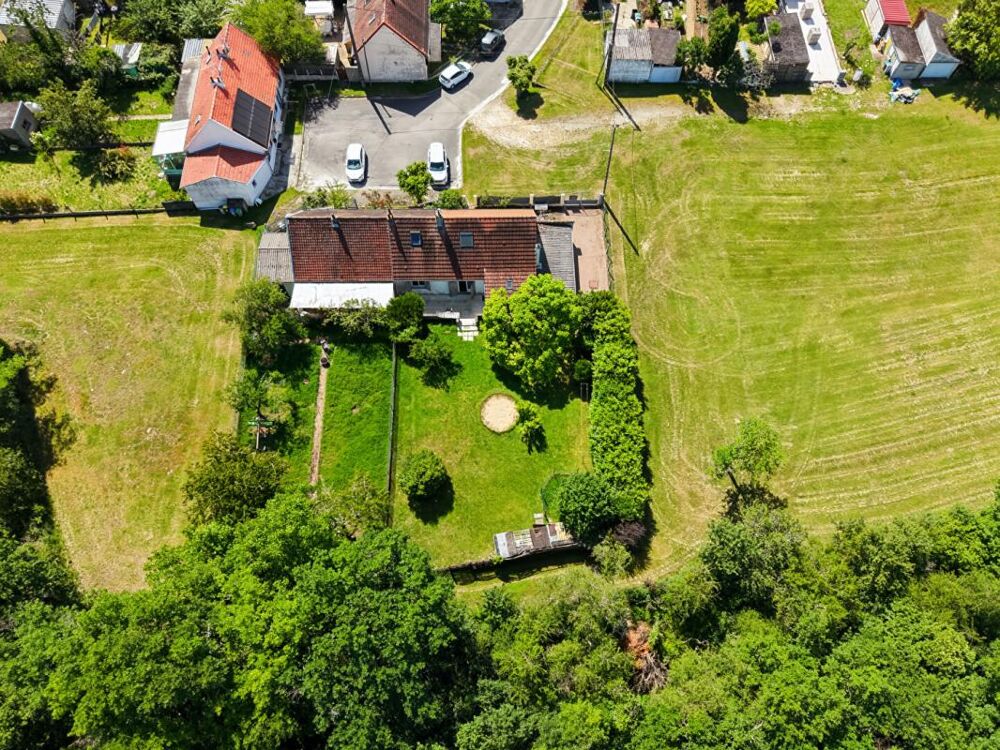 Maison de charme dans une impasse, Calme et potentiel à Venesmes