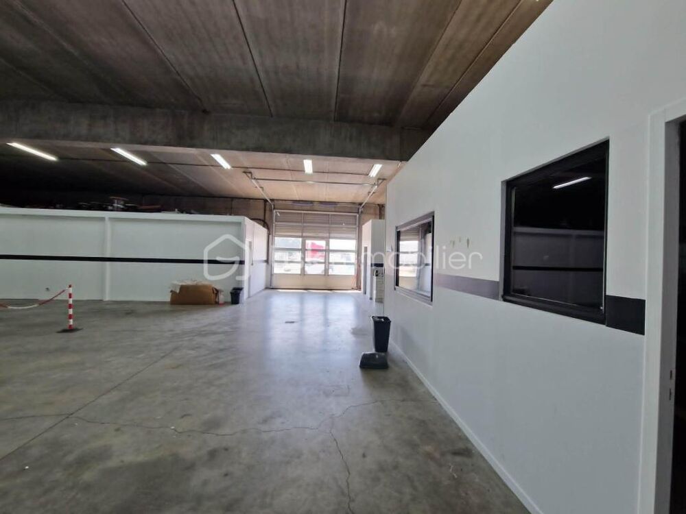   À LOUER – ENTREPÔT / LOCAL D'ACTIVITÉ 250 m² 