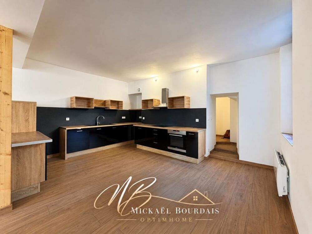 Appartement T4 entièrement rénové  3 chambres  double accès  Le Lude centre