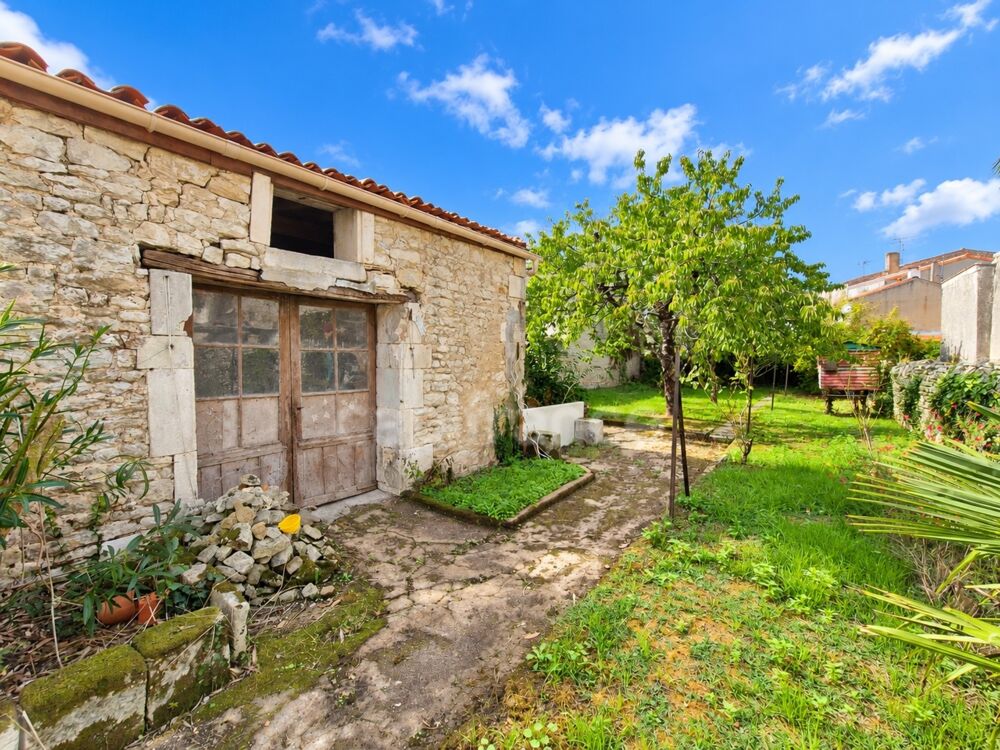 Vente Immeuble SAUJON – IMMEUBLE DE CARACTÈRE AVEC 3 LOTS DONT 1 APPARTEMENT ET 2 LOCAUX COMMERCIAUX Saujon