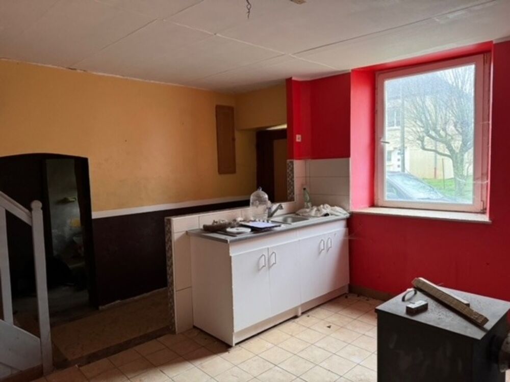 A vendre en exclusivité, proche de la Belgique et du Luxembourg, une maison de village à rénover de 67 m² habitables ! Située d