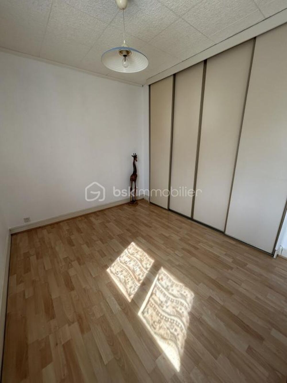4 PIÈCES LUMINEUX AVEC 2 BALCONS  RÉSIDENCE RECHERCHÉE  PROCHE RER A 275 000 EUROS