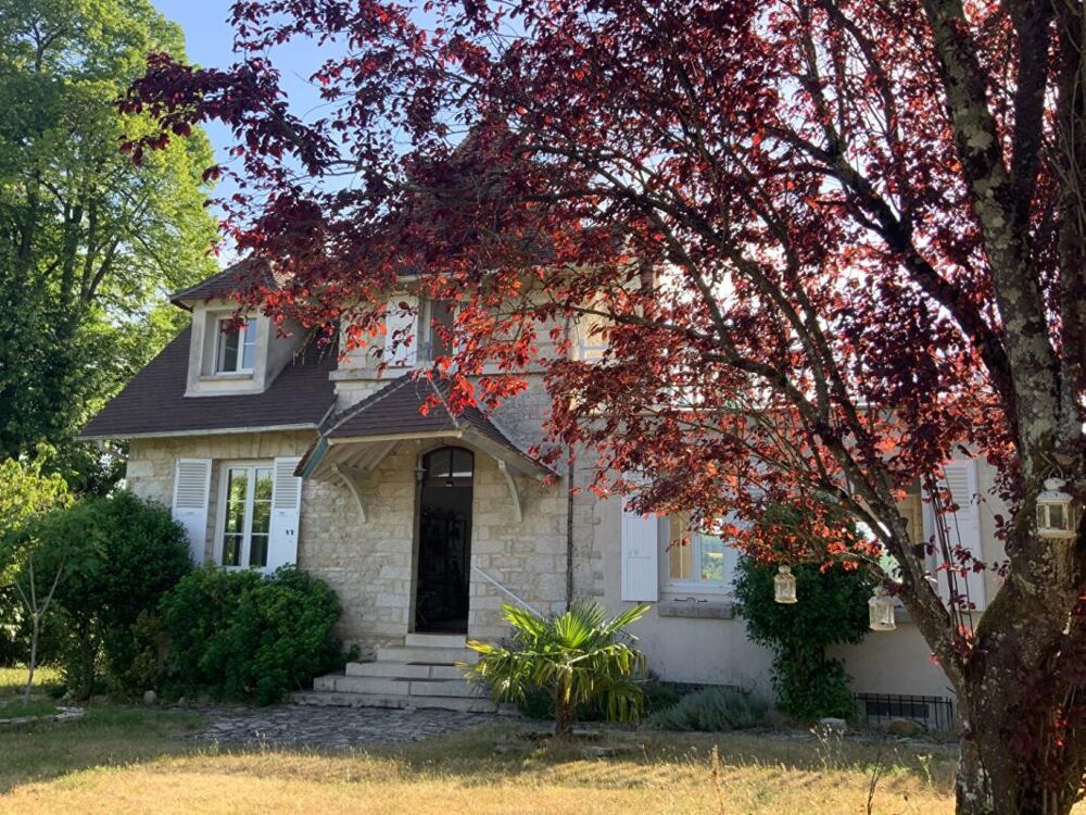 Ancien pavillon de chasse du château de nanteau-sur-Lunain avec ses dépendances