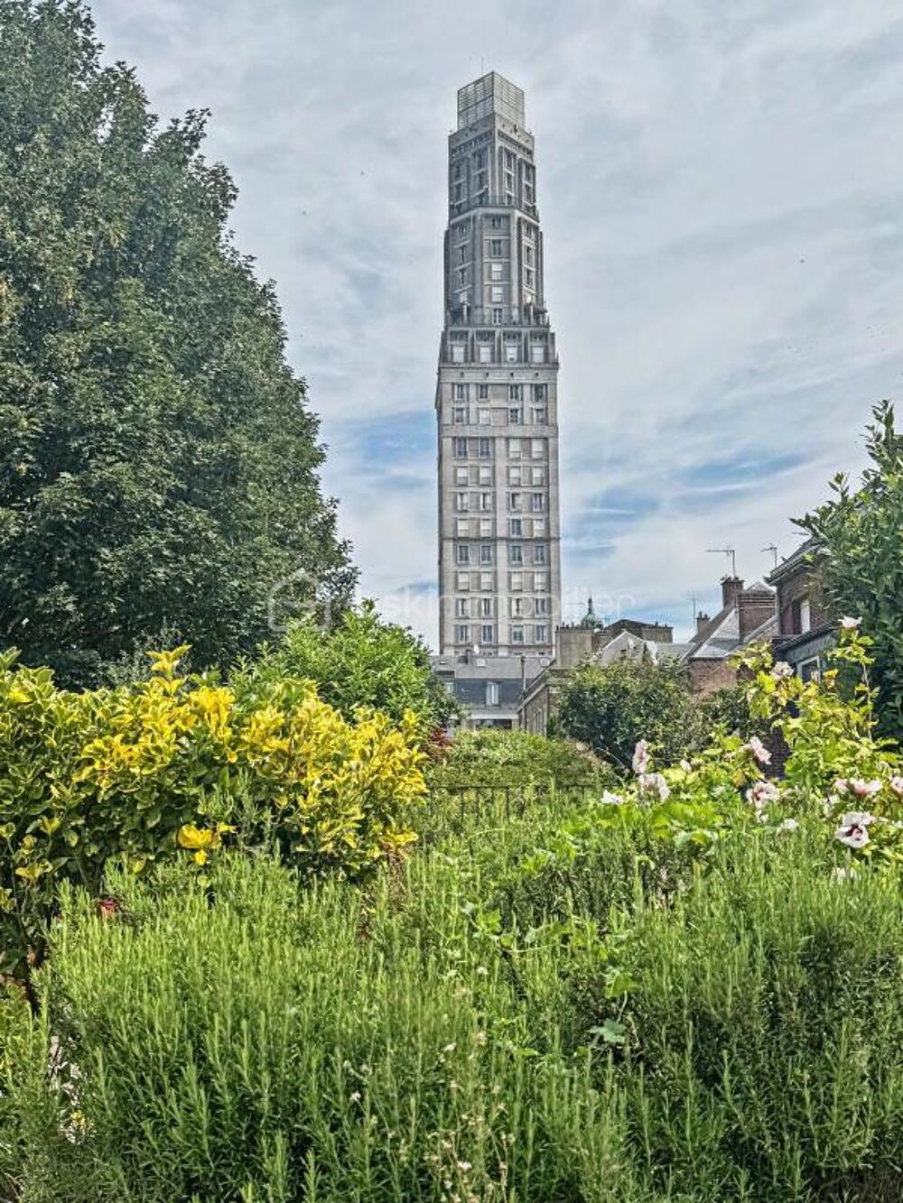 COMME UNE MAISON EN PLEIN CENTRE-VILLE ! APPARTEMENT AVEC ENTRÉE PRIVATIVE, JARDIN, STUDIO INDÉPENDANT ET GARAGE
