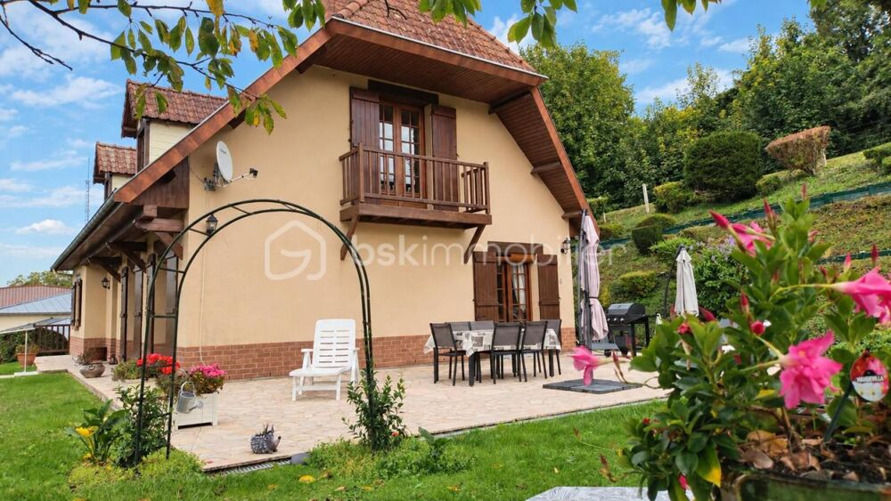 Charmante maison familiale avec balcon et terrasse dans un écrin de verdure