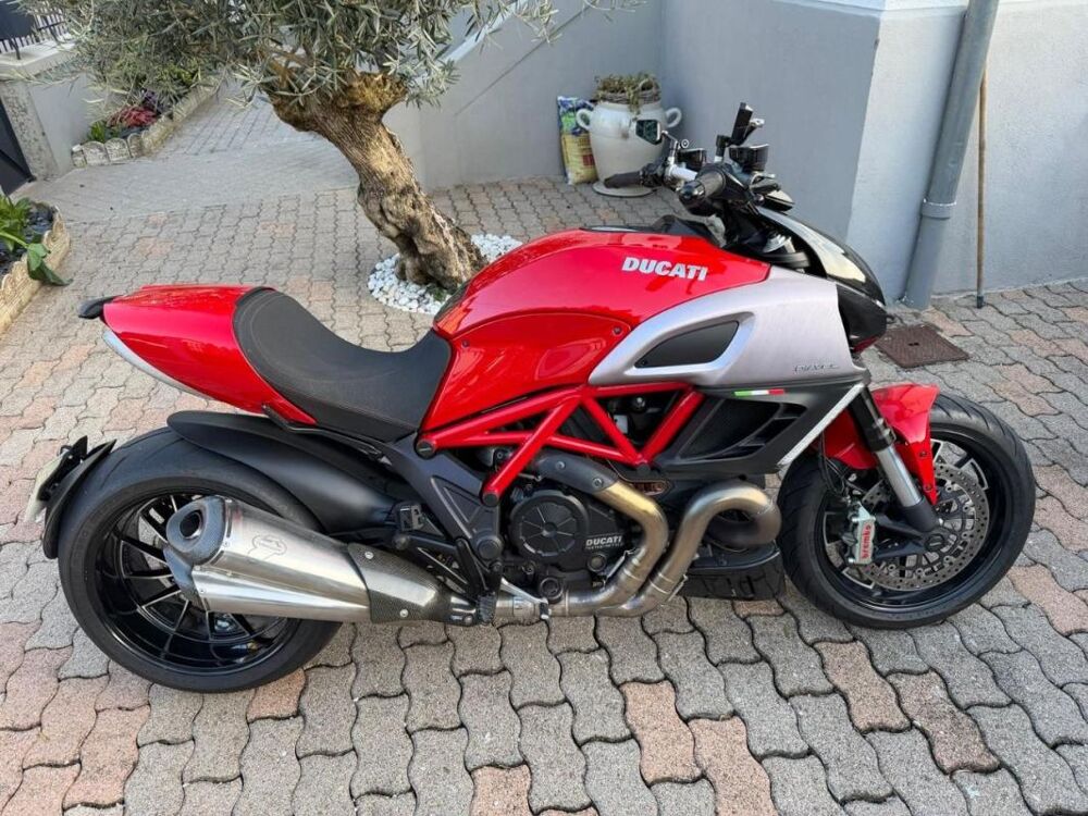 DUCATI 2012 occasion 70000 Navenne