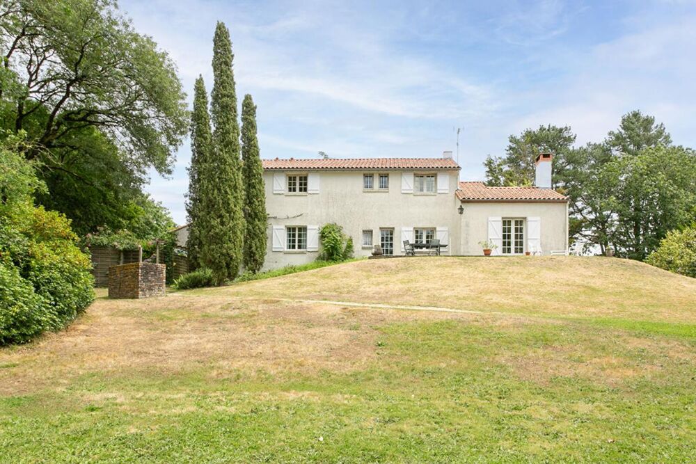 Vente Maison Maison Gétigné 11 P . 6 Chs . Bureaux . 274.92 M² . T 6832 M² . Garage . Cave . Salle de jeux . Bucher Getigne