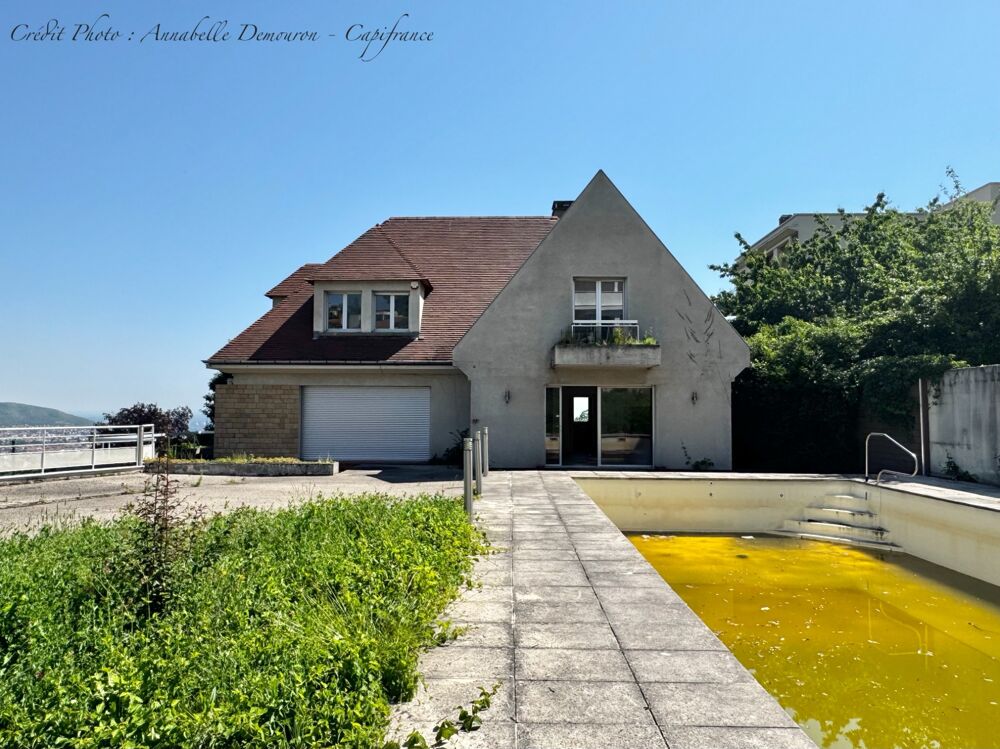 ROYAT - Grande maison familiale à rénover avec vue panoramique, terrain rare, piscine
