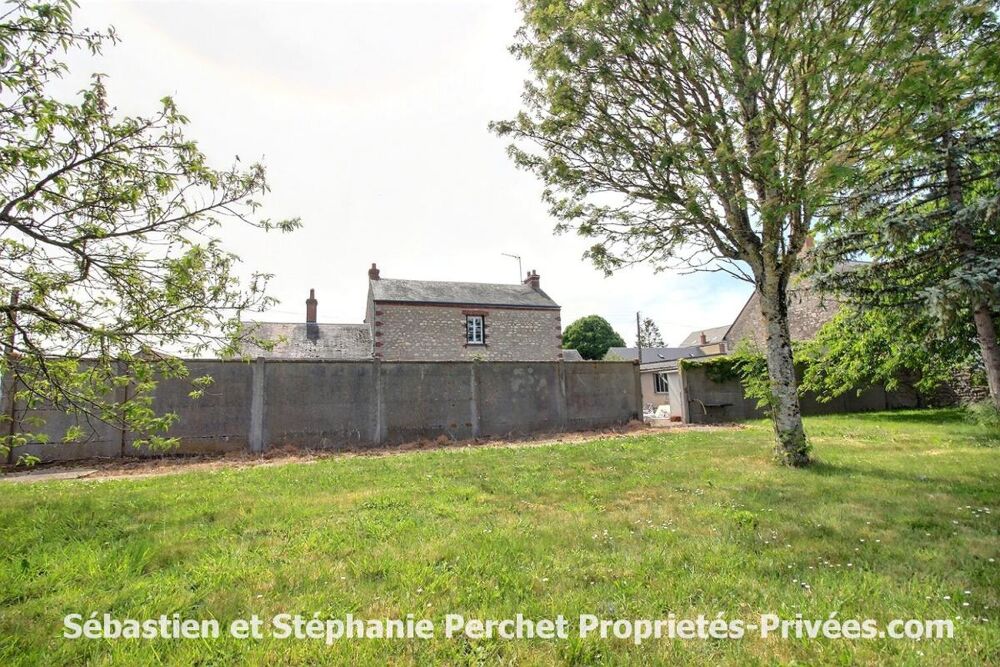 Beau potentiel ! Maison en pierre - 102 m² - 2 chambres -Terrain 3 547 m² - Garages