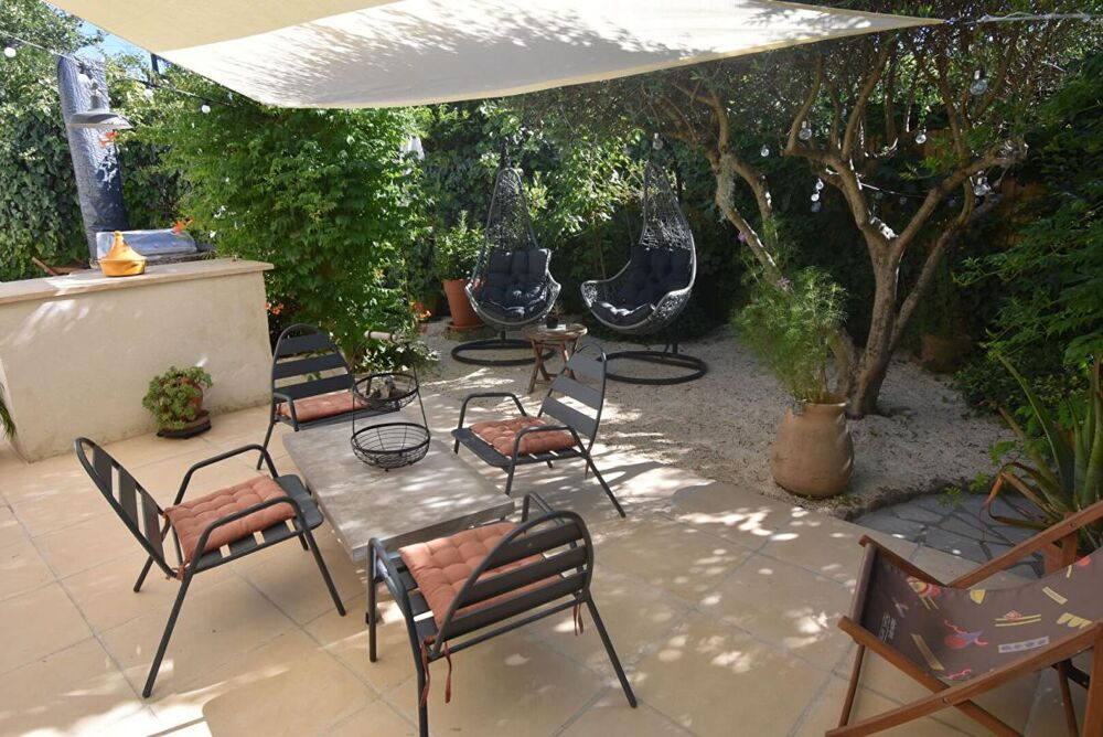 Mas rénové avec piscine intérieur et annexe